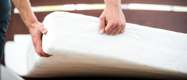Pourquoi faut-il retourner son matelas régulièrement ?